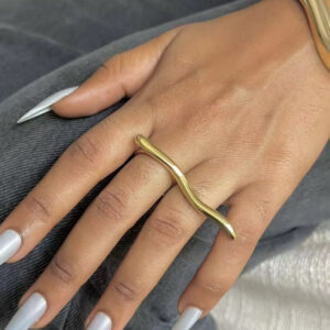 Bague fine asymétrique ondulée